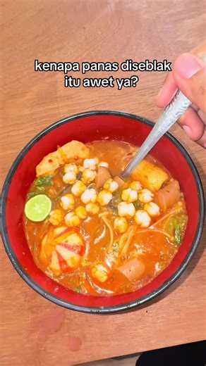 Seblak: Solusi untuk Semua Masalah Makanan Pedas