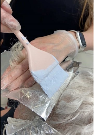 Applying Foil Highlights for Blonde Hair