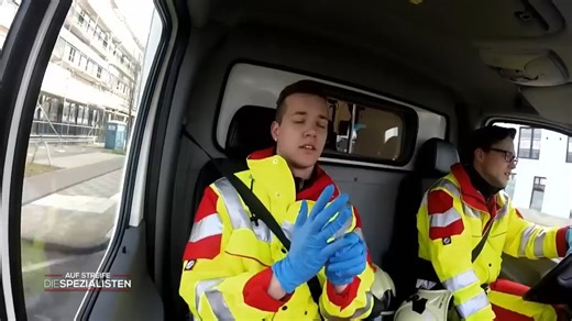 3.7K views · 99 reactions | AUTOUNFALL mit KLEINKIND  Schwebt der Vater in LEBENSGEFAHR ​ Die Spezialisten SAT | Klinik am Südring - Die Familienhelfer | Facebook