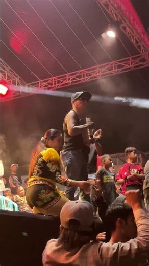 Aksi kades hoho saat datang nonton dolalak #dangdut #koploenaktenan #dance #orkesdangdutjalanan
