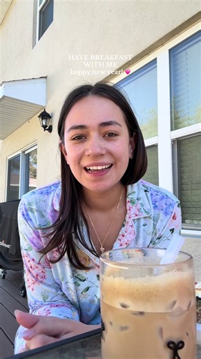 HAPPY NEW YEAR MY FRIENDS 🎇💛 praying you all have the best year yet. #newyear #breakfast #morning #vlog #eatwithme