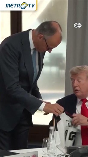 Merz Hadiahkan Jersey Timnas Jerman kepada Trump di KTT G7 #shorts