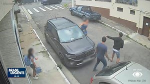 3.6M views · 39K reactions | Mãe grita contra bandidos e se salva de roubo com a filha em SP. | Brasil Urgente | Facebook