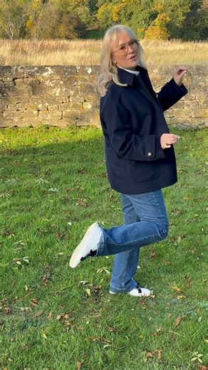 A sunny start to the week A Chappers catwalk for a Monday Navy Erin coat @hobbslondon Flares @marksandspencer Kicks @welligogs.ltd Shades @andotherstories Have a lovely start to your week 💙 | Nicki Chapman