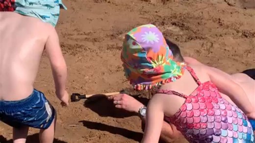 Dad cleverly catches kids off-guard with his 'Fake Crabs' prank