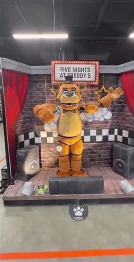 First look at Spirit Halloween's Freddy Fazbear animatronic being activated Vid: not_ur_average_jOe