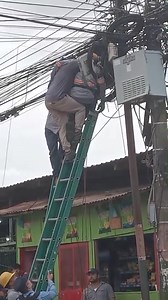 1.8M views · 10K reactions | El hombre que lo están sosteniendo en el video, sufrió una descarga eléctrica, fue trasladado al Hospital Enrique Aguilar Cerrato, y se encuentra estable, el mismo es originaron de Siguatepeque, Comayagua, se le practicaron análisis de corazón y riñones y se encuentra normal, a la espera del alta médica. | Al Barro | Facebook