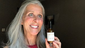 "In mythology, nectar is the ‘life-giving drink of the gods.’ I think my skin deserves that, too.”—Carol Carol has been using Boom for years. Now at the beautiful age of 63, her favorite is still Boom Nectar™. ✨Carol loves the natural ingredients inside this moisturizing serum, including extra virgin olive oil, jojoba oil, witch hazel extract and avocado oil. ✨ Yet, she says it's not oily at all. Her skin quickly drinks up this serum to provide moisture and nourishment. Every morning, Carol sque