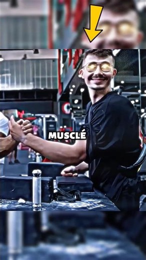 Il paraît faible mais il détruit un bodybuilder 😳💪