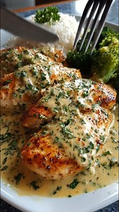 Pollo en Crema de Brócoli: Ingredientes 4 pechugas de pollo 1 taza de brócoli fresco 1/2 taza de crema RECETA COMPLETA EN EL PRIMER COMENTARIO👇👇 | Receta fácil