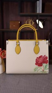 Tote bag with big red flowers on it#handbag #handmadebag #customize #usa #luxurybags | Siyue Craft