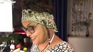 35K views · 1.1K reactions | Terug van weggeweest, nieuwe recepten! Vandaag maak ik molokhia en sambusa. Ingrediënten: filodeeg, geweekte linzen, een ui, tomaat, lente-ui, knoflookpasta, chilipoeder, olijfolie, molokhia, maggiblokje, gemberpoeder, komijnpoeder en knoflookpoeder. Optioneel: rucola en cherrytomaatjes. | Ariam Berhane leren van elkaar ካብ ነንሕድና ንምሃሃር | Facebook