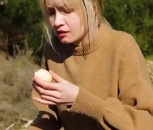 36K views · 80 reactions | Un œuf de poule a été adopté par une fille et a éclos. | Les Cracks du Bois | Facebook