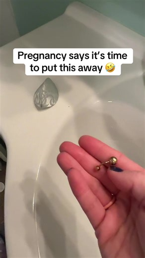 At 25 weeks it is time to put the belly button ring away for the rest of this pregnancy lol. She will return after delivery #pregnancy #momsoftikok #bellybuttonpiercing #fyp