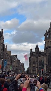 The Red Arrows fly past the Royal Mile, Edinburgh, Scotland 🏴󠁧󠁢󠁳󠁣󠁴󠁿 | A Scots Eye View