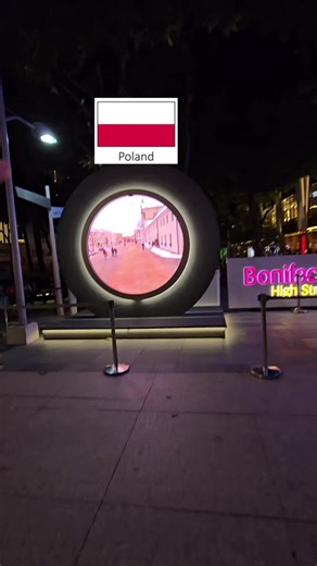 Poland Portal in the PH 🇵🇭 Tuwang-tuwa talaga ako dito sa portal natin, parang ang lapit bigla ng mundo 🌍 Ang ganda lang ng idea na kahit nasa Pilipinas tayo, may real-time connection sa ibang bansa. Sana sa ibang parts ng Asia meron din para mas ramdam yung global connection 🤍 Hindi lang siya art installation, reminder din siya na connected pa rin tayo kahit magkakalayo ✨ Ikaw, anong country gusto mong makita sa next portal? 👇 #PolandPortal #PortalPH #GlobalConnection #firstportalinasia #b