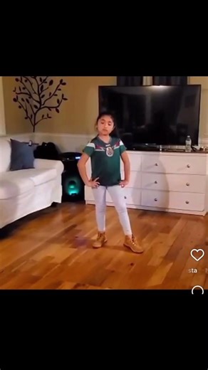 Actitud sobre todo 💃😍🥰😁tan Linda @Yoii Moore gracias por hacer esas lindas memorias de Meli !!