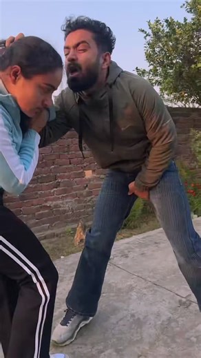 Fighting Scenes on Instagram: "Hair grab self-defense technique for girls 🗿💪🏻 . #mma #boxing #knockout #striking #viral #brucelee #trending #explorepage #instareels #reels #ufc #kungfu #martialarts #selfdefense #kickboxer"