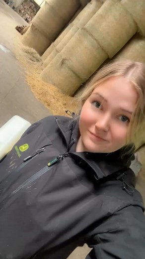 Meine Definition von Glück ❤️🐮#kuh #oldtimer #love #farm #blondie #happy #babygirl #kühe #girlpower #landleben #nature #liebe #viral #ootd #ihc #landwirtin #frauenpower #smile #case #hofleben #calf #cow #mädchenvomland #farmgirl #fraueninderlandwirtschaft #tbt #land #traktor #hoffluencer #goviral #farming | Anne Schmauch