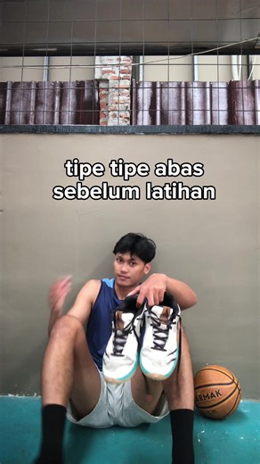 “POV: Latihan Basket Dimulai” Ada yang stretching serius, Ada yang latihan penguatan, Ada yang udah shoot sendiri, Ada juga yang bengong mikir hidup. Ini baru tim basket. #POVBasket #fyp #AbasBasket #BasketMoment #HoopersID