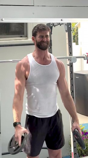 Get those shoulders ready for summer 🥵 training with @CHRISTOPHER LIMA 👌🏻 #personaltraining #training #workout #fitness