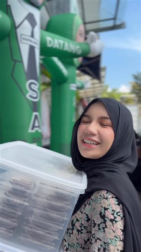 Nur Shahida Mohd Rashid | Alhamdulillah hari ni habis lah dia jual. Tersengih la balik tadi bagi tau nak buat lagi tadi untuk jual esok pulak. Ni tengah berselerak... | Instagram