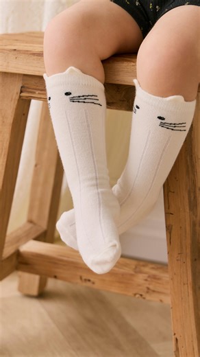 Jamie Kay | Baby & Children’s Clothing on Instagram: "Sleepy Tuesday’s 🥹🧸🌲 @saraihelenee #jamiekay #baby #newborn #christmas #cute #babyfashion"