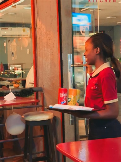 🎉✨ Le Nouvel An se prépare ici ! ✨🎉 Des plats savoureux 🍽️, une ambiance chaleureuse 🥂, de la bonne musique 🎶 et surtout… de bons moments à partager 💃🏽🕺🏽 📍 Louis, en face de Cofina (chez Jeannot) ⏰ Ouvert 24h/24 • 6j/7 🎊 Cette année, viens célébrer les fêtes du Nouvel An Chez Yaya Kitchen Entre amis, en famille ou en amoureux, on s’occupe de tout…😉 🔥 Cuisine généreuse 🔥 Ambiance conviviale 🔥 Cadre idéal pour fêter comme il se doit 📞 Réservations & infos : ☎️ 065 37 37 52 ☎️ 066 3