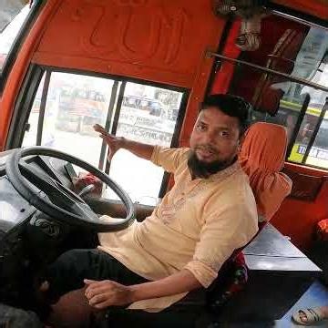 Driver Causes Traffic Jam Out of Frustration || MotoCop