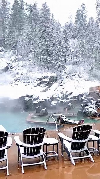 Felt like we were in a life size snow globe for a moment this afternoon ❄️🩵 . #QuinnsHotSprings #MontanaHotSprings #MontanaResort #ParadiseMontana #DestinationMontana #MontanaGetaway #MontanaVacation | Quinn's Hot Springs Resort