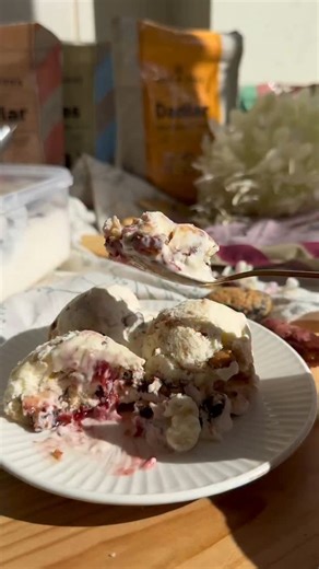 Dateļu saldējums 🍦 Sastāvdaļas Bāze: 1. 500 ml saldā krējuma (35%) 2. 2/3 bundžas iebiezinātā piena 3. Dave & Jon’s dateles no @nordistalatvija Variācijas Riekstu/cepumu: 1. Sāļās karameles/riekstu dateles 2. Maza sauja grauzdētu, sālītu zemesriekstu 3. Cepumi Zemeņu: 1. Zemeņu piena kokteiļa dateles 2. Zemeņu ievārījums Šokolādes: 1. Šokolādes/kokosriekstu dateles 2. Kakao Pagatavošana: 1. Bļodā lej saldo krējumu, pievieno iebiezināto pienu un kuļ, līdz masa kļuvusi gaisīgi krēmīga, līdzīga iz