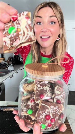 Welcome to 6 days of Christmas Cooking with @Harris Scarfe! Starting off strong with Cristmas Crack - the ultimate edible gift 🎁 #christmasfood #ad