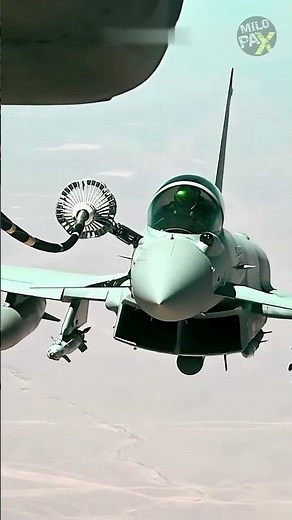 How Do Fighter Jets Refuel… While Flying? 😱✈️