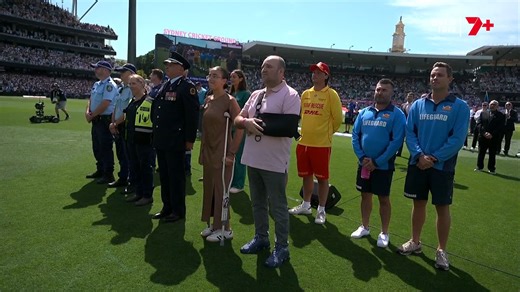 The SCG rises as one to acknowledge the first responders and community heroes who bravely acted during the Bondi attack 🙏 | 7Cricket