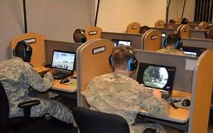 美国陆军使用VR眼镜和电子游戏进行士兵训练和演习