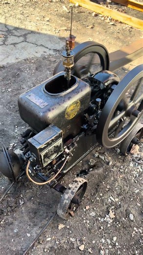 Antique lineshaft powered by Hercules hit and miss engine runningmud pump #antique #hitandmissengine