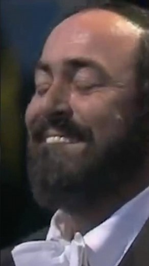 Maestro Pavarotti beams with joy after this delightful performance ♥️