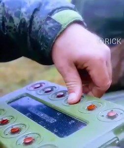 🚨 🇷🇺🇺🇦 Les forces russes ont utilisé un mortier lourd 2S4 Tyulpan en Ukraine, tirant un obus de 240 mm d’environ 230 kg sur des positions adverses. Abonnez-vous Melchisedec Chery | Melchisedec Chery