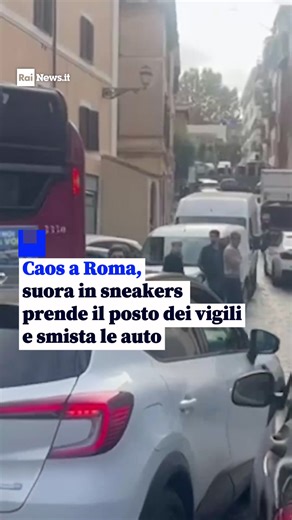 Suora improvvisa vigile per risolvere ingorgo a Roma