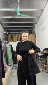 GIẢ VÁY MỚI KÍNH KOONG. Nhưng xác định chờ dc hãy đặt ạ. Giả váy này em phục vụ các chị chơi tết. Em Cầm thời gian ép mùng, xử lí vải chính. 345k Chia sẻ video e miễn ship ạ. Em nhận đủ 60 xuất e ngưng ạ. | Hoai Thi