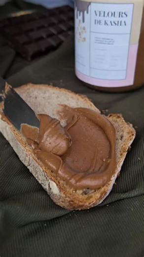 Sarah 🌸👩‍🍳 on Instagram: "🌲🍫 Une pâte à tartiner au sarrasin. Le sarrasin, ça apporte quelque chose de très particulier : un goût presque biscuité, profond, légèrement céréale. Et surtout, quand on le torréfie, quand on le toaste, on décuple la gourmandise. Ça devient chaud, rond, presque praliné. Et du coup, pas besoin de charger en sucre : le goût fait déjà tout le travail. On passe à la recette. Ingrédients • 210 g d’amandes • 140 g de sarrasin • 140 g de chocolat au lait • 35 g de sucre