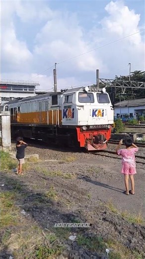 Gila Kencang Banget! Ekspresi Bocah Pas Kereta Lewat Depan Mata! 😱🚅 #shorts