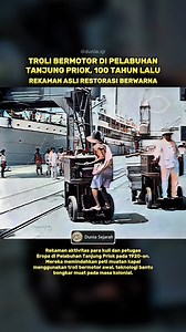 Suasana Pelabuhan Tanjung Priok di Batavia (kini Jakarta) pada era 1920-an, salah satu pusat perdagangan terbesar Hindia Belanda. Nampak para kuli pribumi bersama petugas Eropa bekerja di dermaga, mengangkut peti-peti muatan dari kapal penumpang dan kapal kargo. Peralatan yang digunakan adalah troli bermotor awal, yaitu kendaraan kecil pengangkut barang yang digerakkan mesin sederhana. Teknologi ini mulai dipakai di pelabuhan besar Hindia Belanda sebelum hadirnya forklift modern. Troli bermotor 