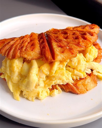 Fluffy scrambled egg hack by @emsfoodiefix #scrambledegg #scrambledeggs #fluffyscrambledeggs #egghack #croffle #eggsandwich | Tasty UK