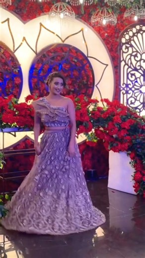 श्वेता महारा ✯ on Instagram: "Shweta Mahara Live Dance This video Bole Chudiyan❤✨ has been picturised against the festival of Karva Chauth, choreographed by Farah Khan. The entire cast of the film features in this video. Kareena Kapoor & Hrithik Roshan start the festivities quickly followed by SRK and Kajol and then joined by the patriarch Amitabh Bachchan and his wife Jaya Bachchan. #k3g​ #kabhikhushikabhiegham​ #bolechudiyan​ #srk​ #kajol​ kareenkapoor​ hritihikroshan​ amitabh​ bachchan​ jayab