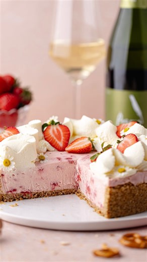 Lisa | Short Stack Kitchen on Instagram: "Soak up the last bit of summer with this no-bake Strawberry Pretzel Cheesecake, and pair it with a refreshing glass of @poemacava Poema Pura! 🍓🥨🍰 Poema crafts high-quality, small-production Spanish sparkling wines that are affordable and perfect for everyday celebrations 🎉🍾 Their fruit is sustainably farmed, using organic fertilizer and no herbicides. Make sure to save this recipe and grab a bottle of Poema wine at a retailer near you! Comment “reci