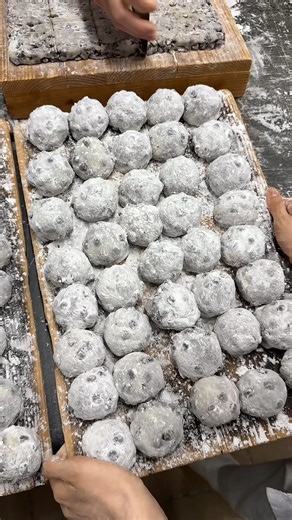 ジョーカーグルメ【Japan Food Travel】 on Instagram: "1,000個以上の豆大福が毎日完売する豆大福専門店を紹介します🍵 【松島屋】 ◎豆大福 210円 1918年創業、「東京三大豆大福」に数えられる皇室御用達の老舗豆大福専門店！ 創業以来変わらない製法を守り続けてて、毎朝4時からその日に販売する分のみを作るこだわりよう！ お餅の柔らかな口当たり、お豆の心地よい食感と存在感、餡の程よい甘さと塩味とのコントラスト。 お餅•豆•餡のバランスがとにかく絶妙で、2-3個は軽く食べてしまいそうなくらい美味しい🤤 平日でも早い時間帯に即完売するからオープン直後に行った方がいいかも！ ごちそうさまでした！！！ ——————————————————— 📍東京都港区高輪1-5-25 🚃泉岳寺駅徒歩5分 ⏰9:30-15:00 💤日曜 ——————————————————— 【Matsushimaya】 A long-established Japanese confectionery store