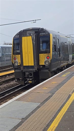 SWR 458415 & 458425 departing Clapham Junction for Reading