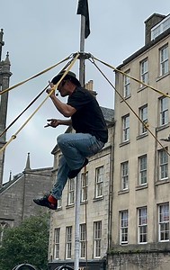 Walkabout Eddie at Edinburgh Festival Fringe back in August #acrobatics #circus #edinburgh #edfringe #buskers #buskersofglasgow #scotland | BuskersofGlasgow