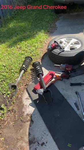 2016 Jeep Grand Cherokee Strut and Brake Replacement